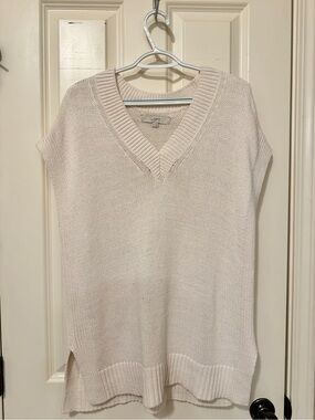 LOFT Cream off white V-Neck Sleeveless Knit Sweater Top
